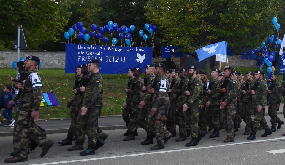 Aufmarsch der Deutsch-Französischen Brigade im September 2022 in Müllheim:

"Jubel über militärische Schauspiele ist eine Reklame für den nächsten Krieg." Kurt Tucholsky